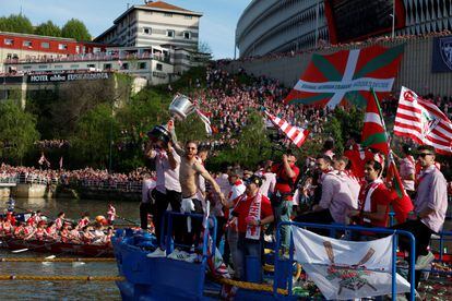 El capitán del Athletic Club de Bilbao, Iker Muniain, levanta la copa desde la gabarra a su paso por San Mames.