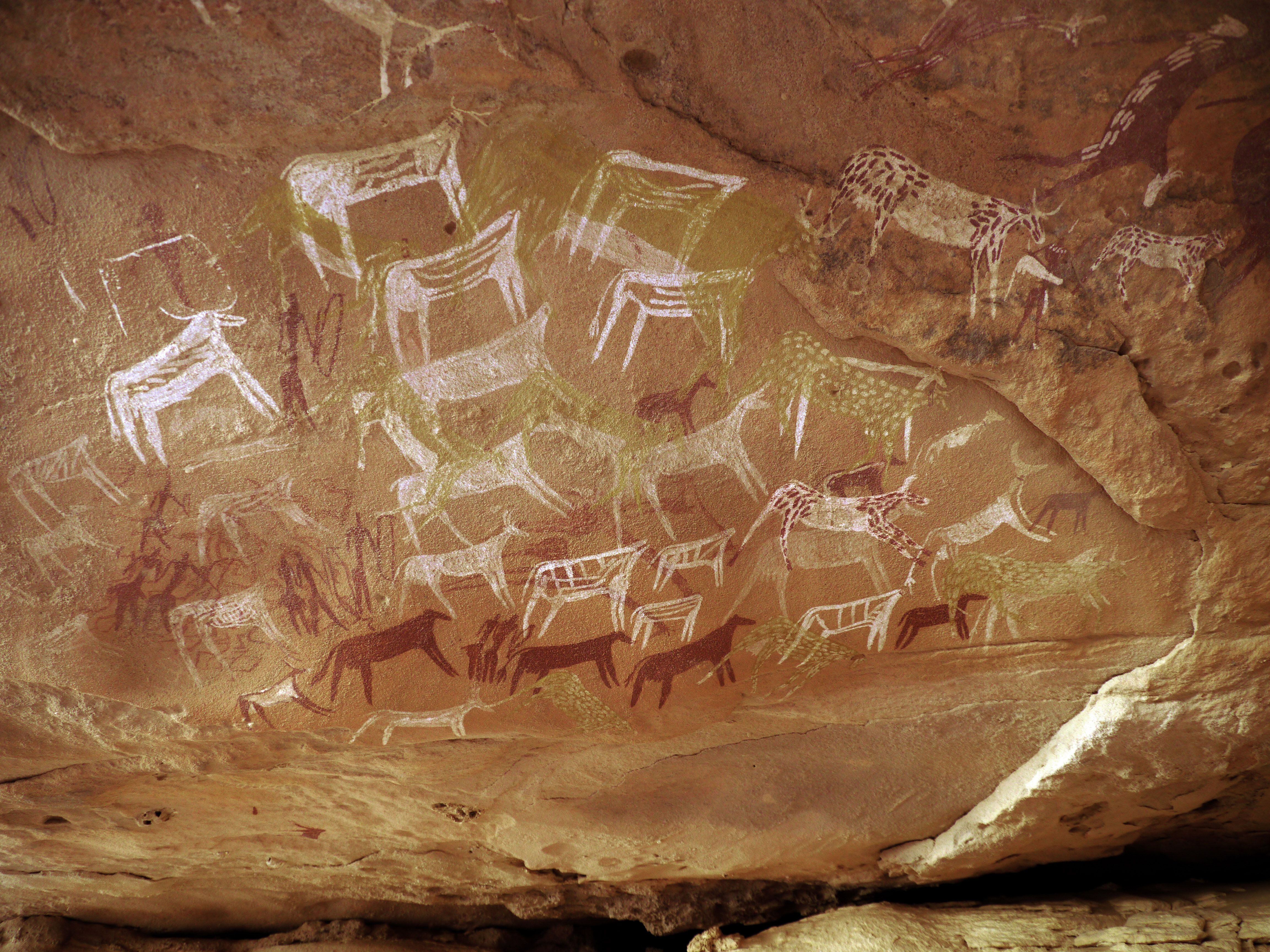 Pastores y ganado pintados en el techo de una cueva en Gilf Kebir (Egipto).