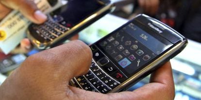 Un usuario con dos tel&eacute;fonos Blackberry.