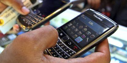 Un usuario con dos teléfonos Blackberry.