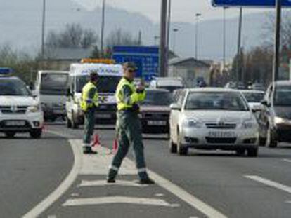 Agentes de la Guardia Civil controlan el tr&aacute;fico en Granada