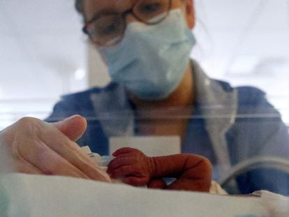 Una enfermera atiende a un bebé nacido prematuro en un hospital del Reino Unido.