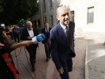 El exalcalde de Alicante, Gabriel Echávarri, a su llegada a los juzgados.