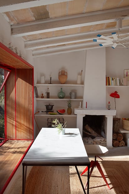 The ceiling fan, inspired by the Majorcan windmills in the area, designed with the 2Monos studio.  The lamp in the background is an invention of portability, it works with rechargeable batteries and the lampshade is from the fish markets of Hong Kong.