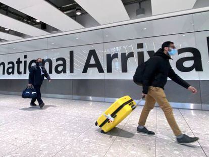 Dos viajeros, el pasado 13 de febrero, en la zona de llegadas del aeropuerto de Londres-Heathrow. 