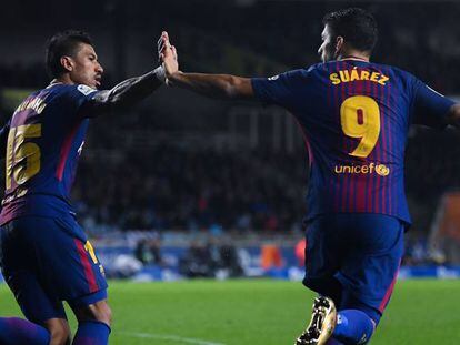 Suárez i Paulinho celebren el primer gol del Barça.