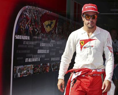 Fernando Alonso llegando al taller de Ferrari.