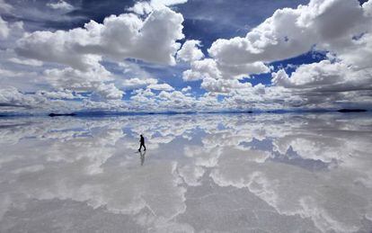 El salar de Uyuni, en Bolivia, ligeramente inundado durante la época de lluvias.