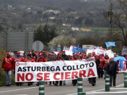Protesta de trabajadores en contra del cierre de la planta de Coca-Cola en Asturias.