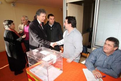 Daniel Turp, vicepresidente del partido quebequés, durante su visita a la mesa electoral de la Vila Olímpica de Banyoles en calidad de observador internacional del referéndum.