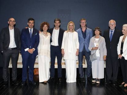 En el centro, la presidenta Cristina Cifuentes acompa&ntilde;ada de los galardonados. 
