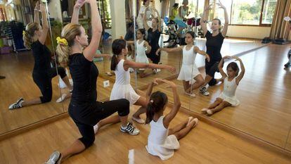 La profesora de ballet Inessa Sovga da una clase en Marbella.