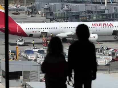 Un avi&oacute;n de Iberia en una pista de la T- 4 de Madrid