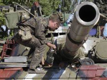 Soldados de las fuerzas armadas de Ucrania en la ciudad costera de Mariupol
