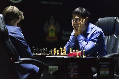 Anand y Carlsen durante una de sus partidos en el Mundial