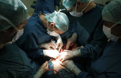 Médicos realizan un trasplante
