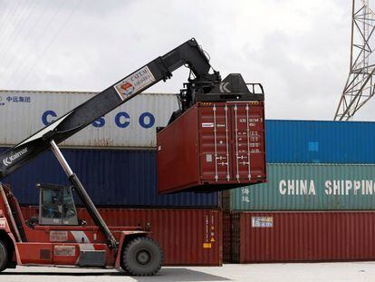 Contenedores de China Shipping y Cosco en un puerto de Vietnam.