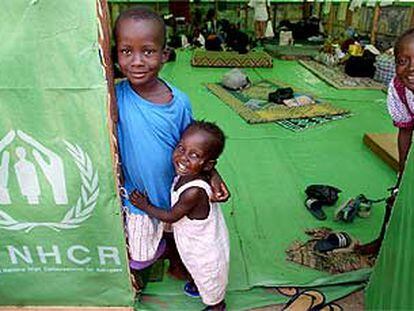 Niños refugiados de las guerras de Liberia y Sierra Leona, en un campo de ACNUR abierto ayer en Costa de Marfil.