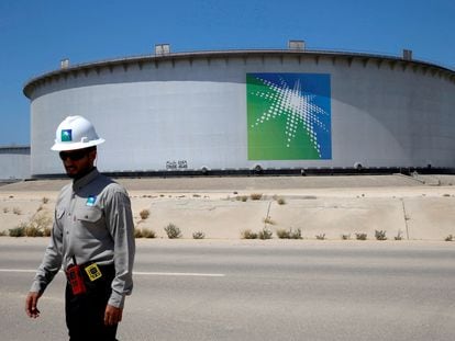 Un empleado de la petrolera estatal saudí Aramco, en una imagen de archivo.