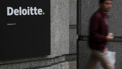 Logotipo de Deloitte en la fachada de su oficina en Londres.