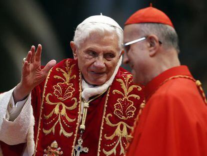 Benedicto XVI junto al secretario de Estado, Tarsicio Bertone.