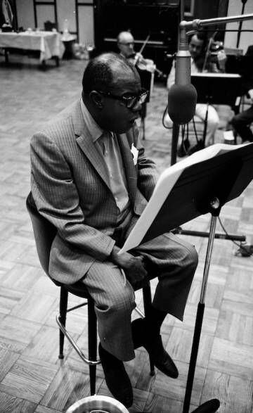 Louis Armstrong, en el estudio durante una grabación.