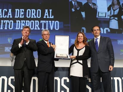 La directora general del CSD entrega la Placa de Oro al Estudiantes.