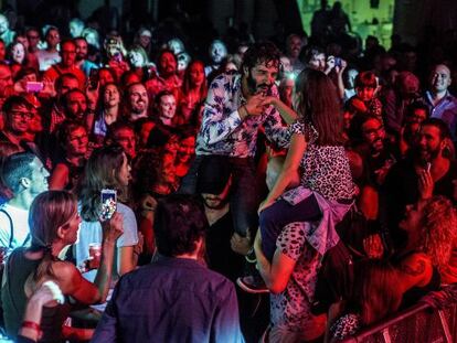 Marc Ros, vocal de Sidonie, cantant a cavall d'un ajudant enmig del públic.