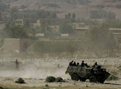 Militares franceses se dirigen a bordo de un blindado a la zona en la que sus compatriotas sufrieron una emboscada.