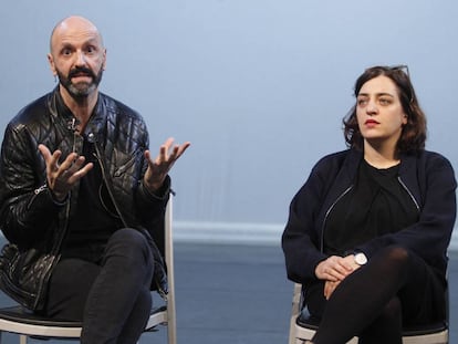 Mateo Feij&oacute;o, director art&iacute;stico del Matadero,  y la delegada de Cultura y Deportes del Ayuntamiento de Madrid, Celia Mayer.