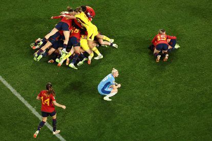 Las jugadoras de la selección de España celebran la victoria ante Inglaterra en el campo. En el centro, la guardameta inglesa, Bethany England.