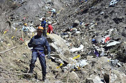 Fotografía facilitada por el Ministerio de Interior galo que muestra a los miembros de los equipos de rescate mientras recuperan restos del fuselaje en el lugar de la catástrofe aérea del Airbus A320 de Germanwings, cerca de Seyne les Alpes (Francia), el 26 de marzo de 2015.