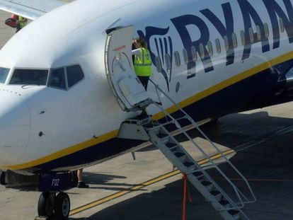 Un avión de Ryanair en el aeropuerto de Valencia.