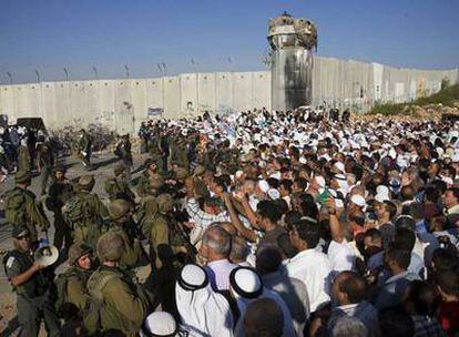 La policía israelí bloquea la entrada a los palestinos que se dirigen a rezar a Jerusalén.