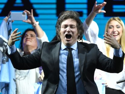 El economista ultraliberal Javier Milei, líder de La libertad avanza, celebra su elección como diputado argentino en el estadio Luna Park.