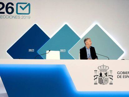 Fernando Grande-Marlaska, durante el recorrido las instalaciones del centro de datos para el seguimiento de las elecciones municipales.