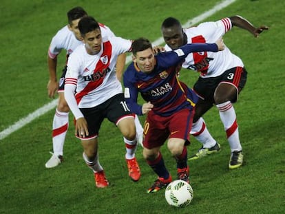 Messi, perseguido por  Balanta y Gonzalo Martinez durante la final.