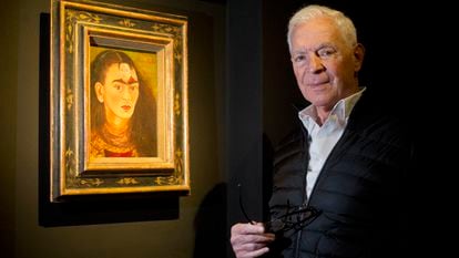 Eduardo Costantini posa junto a la joya de su colección, 'Diego y yo' de Frida Kahlo, en el Malba.