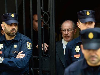 Rodrigo Rato, rodeado de policías en Madrid en abril de 2017.