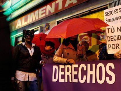 MADRID, 14/11/2018.- Concentración convocada por el sindicato OTRAS para exigir sus derechos laborales frente a la sede del PSOE en Madrid.
