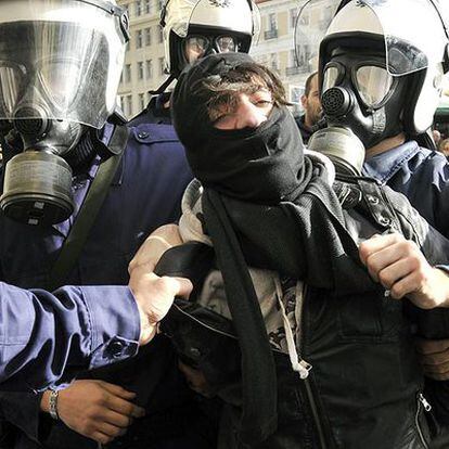 Antidisturbios detienen a un manifestante radical el viernes en Atenas.