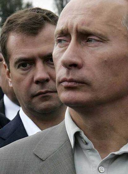 Vladímir Putin y Dmitri Medvédev, a su espalda, durante un acto oficial el pasado septiembre.