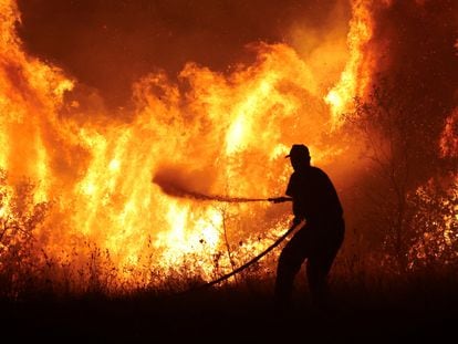 Un bombero trata de apagar un incendio este miércoles en Volos, en el centro de Grecia.