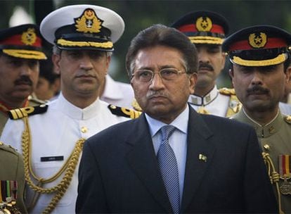 El presidente de Pakistán, Pervez Musharraf, abandona el palacio presidencial en Islamabad rodeado por la cúpula militar.