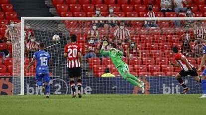Vivian vence a Reina en la acción del primer gol del Athletic.