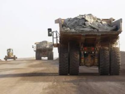 Camiones transportando mineral de cobre del pozo minero de la empresa Bisha Mining Share, al noroeste de la capital de Eritrea, Asmara.