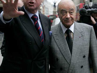 Mohamed al Fayed (derecha), junto a su abogado, a la salida del palacio de Justicia.