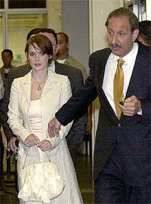 Wynona Ryder entra en el juzgado con su abogado.