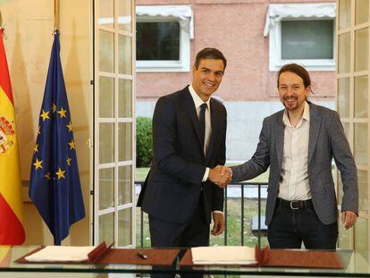 Pedro Sánchez y Pablo Iglesias firman el acuerdo entre Gobierno y Unidos Podemos sobre los Presupuestos.