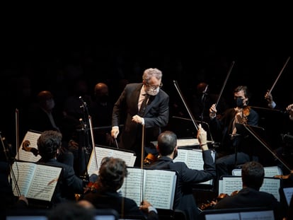Josep Pons dirigiendo la orquesta del Liceo.